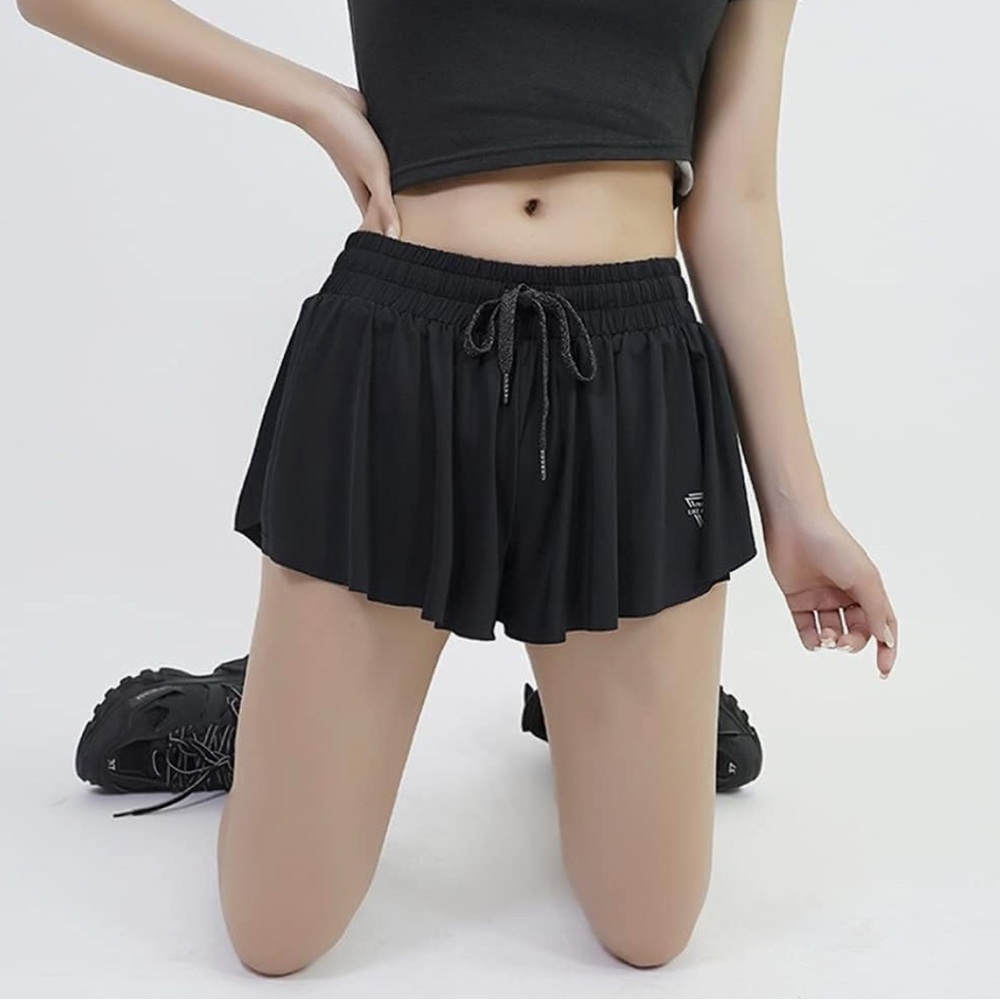 Amazon 2in 1 Flowy Black Athletic Shorts / Skort, Size Medium